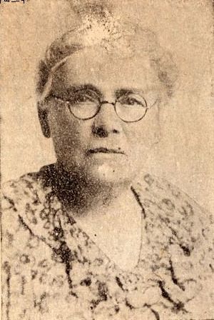 上图：兴化美以美会地区主管蒲星氏（Elizabeth Fisher Brewster，1862-1955）。蒲星氏和丈夫蒲鲁士（William Nesbitt Brewster，1864-1918年）是最早常驻兴化的美国宣教士。为了传教方便，蒲星氏设计了莆仙语的教会罗马字——兴化平话字，并在1892年至1900年期间用莆仙语翻译了《新约全书》，开办美兴书局以印制《圣经》，主编罗文《奋兴报》。蒲牧师夫妇在传教之余，还在莆田兴办公共事业，包括福音书院、西学斋（后改名哲理中学，今莆田二中）、咸益女子中学（今莆田九中）、涵江兴仁医院（今涵江区医院）、孤儿院、戒烟社、公益社，并且帮助当地民众兴办实业，如兴善轮船公司、面粉加工厂，将兴化名产陈紫荔枝引种美国，组织信徒前往马来亚砂拉越垦殖。蒲鲁士去世之后，蒲星氏继续担任地区主管。他们建立的教区有200个教堂，到1950年有4万多信徒。宋尚节就是他们的果子之一。