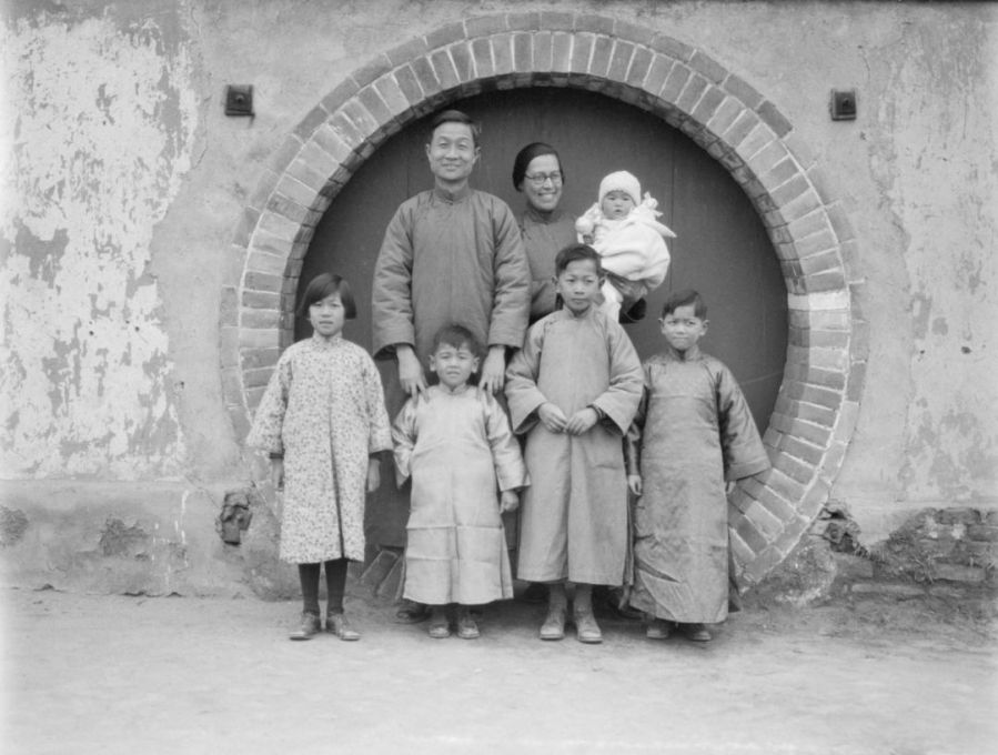 上图：为了推广平民教育运动，晏阳初全家移居定县。1923年，晏阳初组织中华平民教育促进会（平教会），担任总干事，先后在数地开展活动，其中「定县实验」坚持十年之久，涵盖了平民教育和乡村改造的内容。以识字教育为基础，通过学校教育、家庭教育、社会教育三个方式，以「文艺教育」解决乡村之「愚」，培育乡民的「智识力」，以「生计教育」解决乡村之「穷」，培育乡民的「生产力」;以「卫生教育」解决乡村之「弱」，培育乡民的「强健力」；以「公民教育」解决乡村之「私」，培育乡民的「团结力」。为了更好地开展平民教育与乡村改造工作，晏阳初于1929年举家迁居定县，与乡民一起生活，直到1937年。在他的感召下，数百位知识精英同赴定县，襄助那里的教育与乡建事业，其中不乏留学归国的硕士、博士。在他们身后提供支持的，则是中美双方政府和民间的政治、经济与文化艺术资源。定县的经验成为当时全国平民教育与乡村改造的标杆。