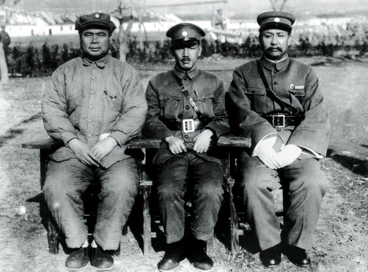 上图:冯玉祥(左)、蒋介石(中)、阎锡山(右)在中原大战爆发之前的国军编遣会议上合影。国民革命军北伐以后,各派系因军力编遣肇生不满,左派汪精卫联合西山会议派及地方实力派张发奎,挑战南京国民政府。一九三零年五月至十一月,蒋介石、张学良、韩复渠与阎锡山、冯玉祥、李宗仁等在河北、河南、山东、安徽、陕西、湖北、湖南、广西等省爆发了中原大战。