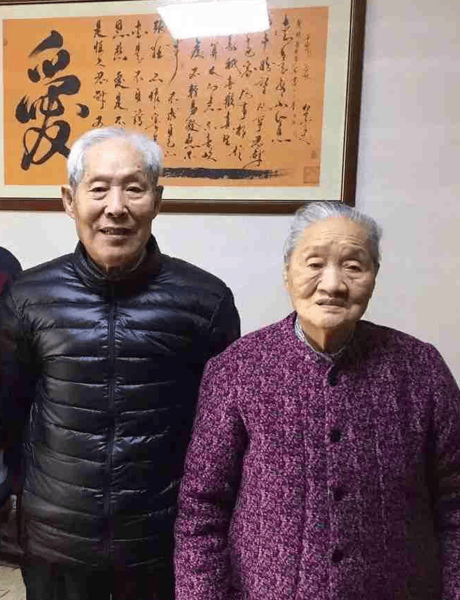 上图：李慕圣弟兄和妻子李牛淑君