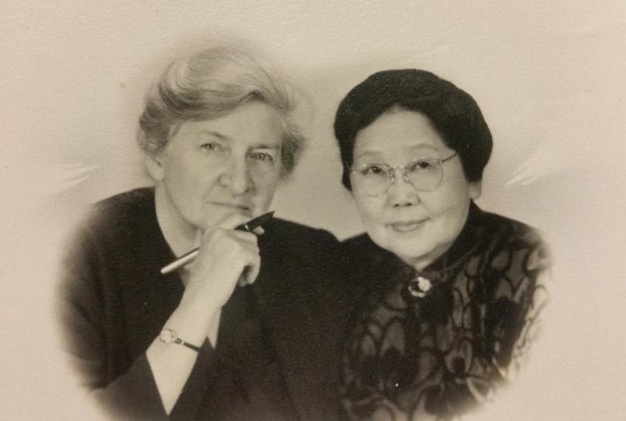 上图：美国女宣教士胡遵理（Jennie V. Hughes，1874-1951年）和中国最早留美回国的石美玉医生(Mary Stone, 1873-1954年）。1920年，二人决定脱离信仰已经转变成为现代派的美以美会，从九江来到上海，在南市制造局路639号创立了伯特利教会（Bethel Mission，BeM）和伯特利医院（今上海市第九人民医院），以后又陆续增设伯特利中学、伯特利神学院、伯特利孤儿院。还在上海法租界内八仙桥（今西藏南路淮海路口）设立了分堂。1930年代，每年组成全国巡回布道团，成员中著名的有宋尚节（John Sung）和计志文（Andrew Gih），影响很大。1930年，伯特利教会扩展到了上海以外，接办了河北省大名县东村基督教福音会的教堂和附属事业，成立了大名伯特利教会。1937年，淞沪会战爆发，伯特利神学院迁往香港九龙嘉林边道，医院迁往上海法租界内的白赛仲路（今复兴西路）。1942年，日军进占九龙后，神学院再迁往贵州毕节，战后迁回香港。而伯特利医院和中学在上海制造局路原址恢复，1951年朝鲜战争爆发后均被政府接管。1958年，上海伯特利教会被政府关闭，并入南市区三自教会。1950年，香港的伯特利神学院再度开办伯特利中学，1963年成立香港伯特利教会（遵理堂）。