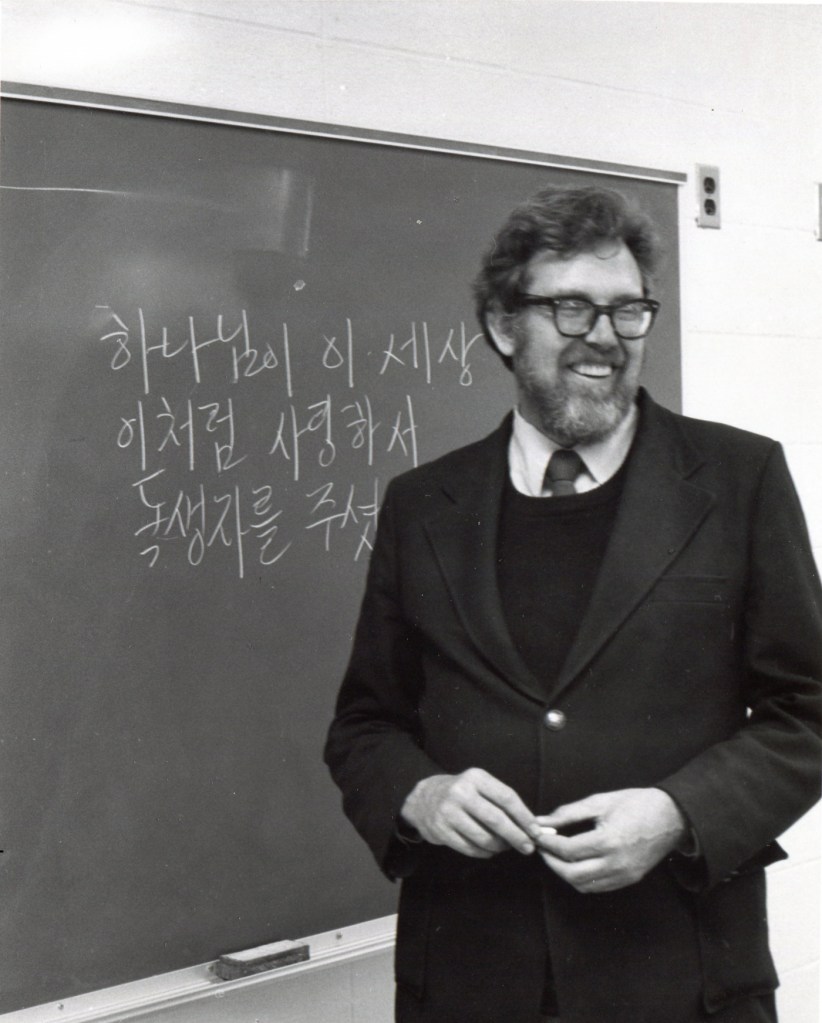 上图：简何培牧师于 1972 年加入威斯敏斯特神学院，担任提摩太凯勒的实用神学系主任和林慈信牧师的宣教学教授。
