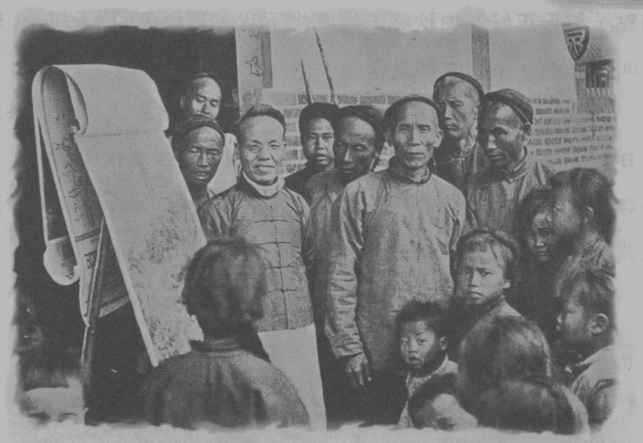 上图：宋学连牧师最喜欢在乡村露天布道，他也教宋尚节从小布道。
