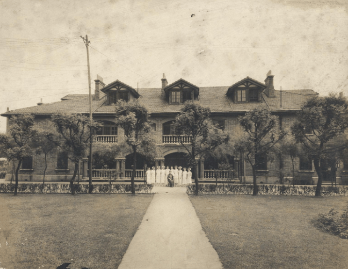上图：1920年建立的伯特利医院（今上海第九医院），由石美玉医生(Mary Stone, 1873-1954年）创办。石美玉出生于江西九江，父母都是美以美会的牧师和传道。1880年，宣教士昊格珠（Gertude Howe）把石美玉带回美国读书，她掌握了英语、德语、日语等多国语言。1892年，石美玉进入美国密歇根大学医学院学习，成为中国第一代留学的女性和医生。学成后，她以医疗传教士的身分回国，义和团运动刚结束不久，就于1901年12月开办了九江但福德医院（今九江市妇幼保健院）、但福德护士学校（今九江学院护理学院），潜心培养了500多名护士，并向农村派遣「福音护士」。1918年，她进入约翰·霍普金斯大学研修，回国后，于1920年和美国女宣教士胡遵理（Jennie V. Hughes，1874-1951年）离开美以美会，创办了上海伯特利会（Bethel Mission）、伯特利医院（今上海市第九人民医院）、伯特利护士学校，伯特利孤儿院。民国初年时局混乱，社会上也发起了声势浩大的「非基督教运动」，但这两位姊妹却取得了惊人的成就。她们主持伯特利医院的护士训练17年，以政府不予注册为代价，坚持学生应必修圣经课，训练出了一批「福音护士」。石美玉医生一生未婚，但却收养残疾儿童、弃婴、孤儿等近千人。