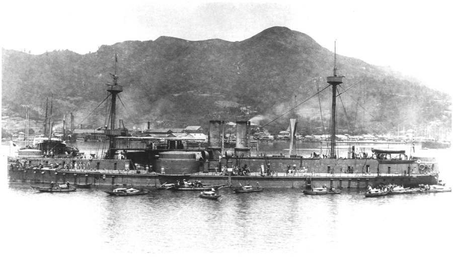 上图：大清海军镇远号战舰，于1884年在德国伏尔铿造船厂完成，号称东亚第一坚舰。甲午战争期间被日本海军虏获，战后以战列舰的身份编入日本海军、参加日俄战争。