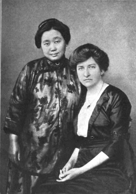 上图：一九二零年，胡遵理教士（右）与石美玉医生（左）合影。