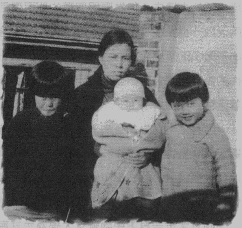 上图：一九三五年，宋尚节妻子余锦华在上海小西门与三个女儿合影。
