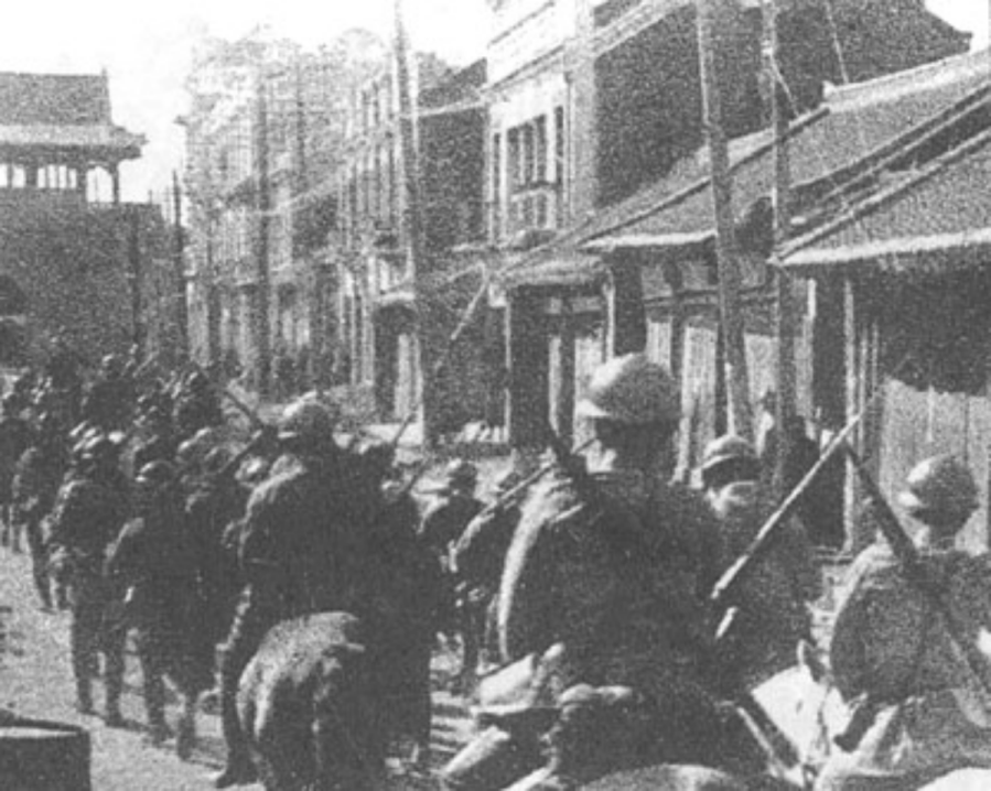 上图:一九三一年九一八事变之后日本关东军进入沈阳。9月18日,日本控制的南满铁路柳条沟的一段铁桥被炸毁,日本关东军宣称是中国国民革命军东北边防军所为,因此炮轰国军东北驻地北大营,并侵占沈阳。东北军领袖张学良下令不抵抗,蒋中正也下令避免冲突。因此,东北军未能有组织地抵抗日军的进逼,仅三个月之内,日本关东军便侵占东北三省全境。一九三二年三月一日,日本在东三省建立傀儡政权满洲国。