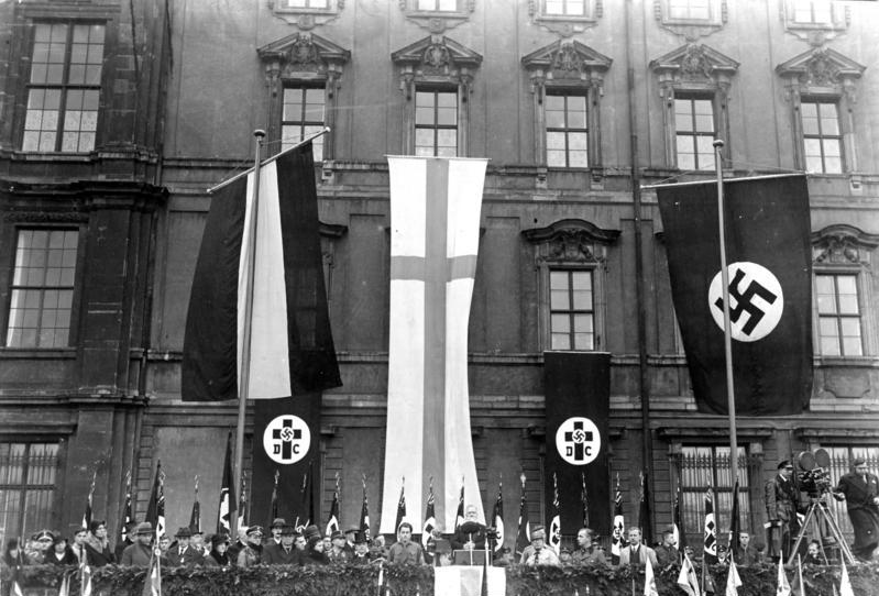 上图：1933年11月19日，德意志基督徒在柏林庆祝路德日，Joachim Hossenfelder主教发表讲话。
