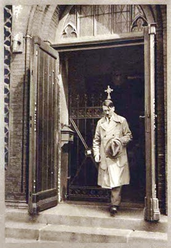 上图：1931 年，希特勒正从教会出来。两年后， 希特勒成为德国总理，他分发这张照片，以帮助他赢得支持。