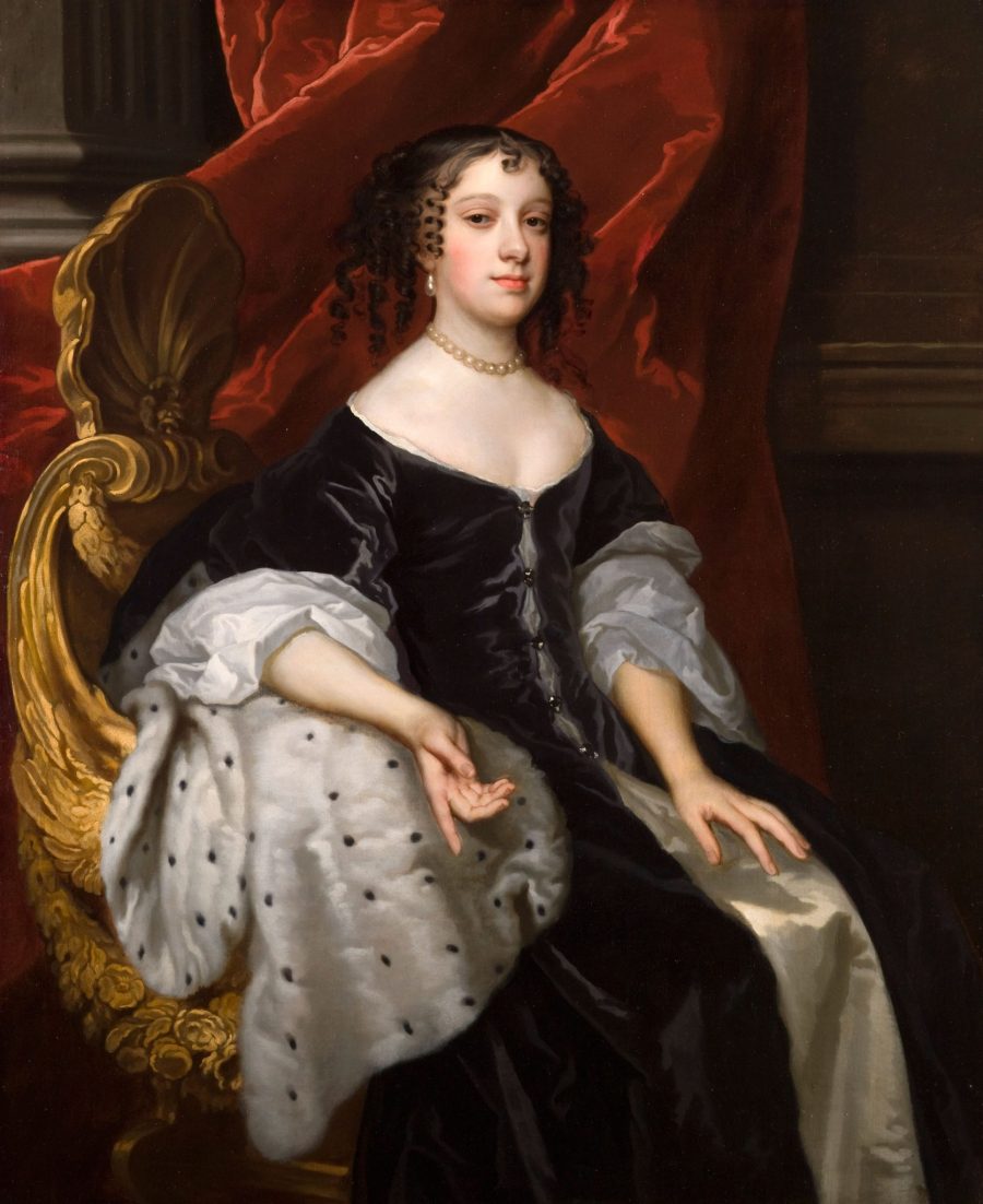 上图：布拉干萨的凯瑟琳（Catherine of Braganza，1638-1705年），葡萄牙公主。1662年至1685年作为英国王后，丈夫是查理二世。查理二世国王是好人、好国王兼风流浪子，凯瑟琳是虔诚、圣洁的天主教徒兼隐修士，最后赢回丈夫，与情敌化敌为友。凯瑟琳爱喝红茶，带动了整个英国宫廷乃至全国的喝茶习惯。当时葡萄牙通过澳门与中国有直接贸易往来，葡萄牙与英国联姻，也使英国进口茶叶的成本大大降低。 查理二世迎娶凯瑟琳公主后两年，东印度公司开始从东方购买茶叶，第一笔订单是100磅，之后的十几年里一直是这个水平，但已经足以满足英国的茶叶市场了。 1690年，英国进口茶叶的数量已经接近4万磅。 1721年，进口12.4万磅。 1750年，进口47万磅。 1770年代，每年进口茶叶400多万磅，而走私茶叶的数量甚至比这个还多。茶叶的利润太高，所以当时的走私者甚至使用武装船只，有的船上甚至配有24门大炮。 1833年，进口1600万磅。