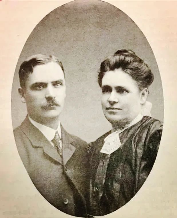 上图：兴化美以美会宣教士蒲鲁士（William Nesbitt Brewster，1864-1918年）和妻子蒲星氏（Elizabeth Fisher Brewster，1862-1955）。蒲鲁士在兴化府期间学会了莆仙语，为了传教方便，蒲星氏设计了莆仙语的教会罗马字——兴化平话字，并在1892年至1900年期间用莆仙语翻译了《新约全书》，开办美兴书局以印制《圣经》。1898年，蒲鲁士创办罗文《奋兴报》，蒲星氏任主编。蒲牧师夫妇在传教之余，还在莆田兴办公共事业，包括福音书院、西学斋（后改名哲理中学，今莆田二中）、咸益女子中学（今莆田九中）、涵江兴仁医院（今涵江区医院）、孤儿院、戒烟社、公益社，并且帮助当地民众兴办实业，如兴善轮船公司、面粉加工厂，将兴化名产陈紫荔枝引种美国，组织信徒前往马来亚砂拉越垦殖。蒲鲁士去世之后，蒲星氏继续担任地区主管。他们建立的教区有200个教堂，到1950年有4万多信徒。宋尚节就是他们的果子之一。