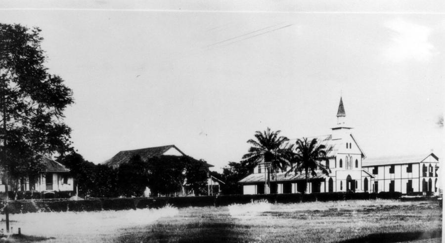 上图：诗巫卫理公会福源堂（Masland Methodist Church）。1936年9月21日-10月1日，宋尚节在诗巫爱莲街福源堂召开奋兴会，会后组织布道团113队， 队员464人，林开臻被选为总团长，连任20年。诗巫是东马来西亚砂拉越州的第三大城市，大多数诗巫华人，特别是福州人与兴化人都信仰基督教，其中卫理公会是最大的宗派。1850年以后，从泉州、漳州、福州有大量劳工移民砂拉越，诗巫也因福州人口居多而被称为「新福州」。1912-1913年，兴化宣教士蒲鲁士组织信徒移民诗巫、建立「兴化芭」垦场，想为兴化信徒提供一个「应许之地」。今天，诗巫已经成为海外兴化人的重要聚居地之一。